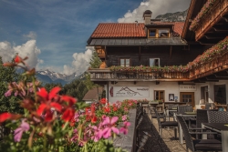 Alpengasthof Hohe Burg - Aussenterasse im Sommer