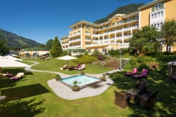 Das Alpenhaus Gasteinertal - Aussenansicht mit Garten und Pool