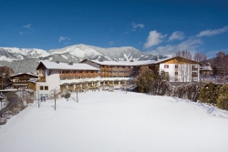 Das Alpenhaus Kaprun - Aussenansicht im Winter