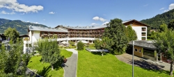 Das Alpenhaus Kaprun - Aussenansicht mit Park