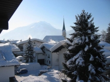Gaestehaus Rottenspacher - Ausblick zur Kirche im Winter