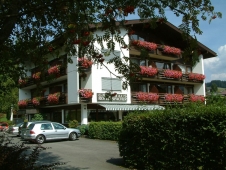 Gaestehaus Rottenspacher - Aussenansicht im Sommer mit Baum