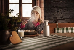 Hotel Salzburger Hof Leogang - Maedel mit Kaiserschmarrn