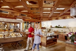 Hotel Salzburger Hof Leogang - Paar am Fruehstuecksbuffet
