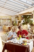 Hotel Salzburger Hof Leogang - Paar beim Fruehstueck
