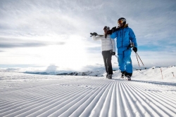 Hotel Salzburger Hof Leogang - Paar auf Skipiste