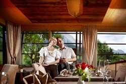 Hotel Salzburger Hof Leogang - Paar im Panoramarestaurant