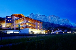 Lagacio Hotel Mountain Residence - Aussenansicht bei Abenddaemmerung