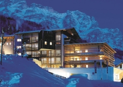 Lagacio Hotel Mountain Residence - Aussenansicht im Winter bei Nacht