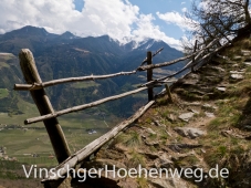 Tiefblick am Vinschger Hoehenweg