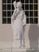 Eine Skulptur aus Laaser Mamor