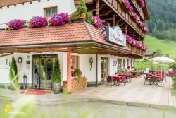 Vitalpina Hotel Magdalenahof - Terasse im Sommer