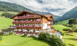 Vitalpina Hotel Magdalenahof - Aussenansicht Sommer