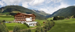 Vitalpina Hotel Magdalenahof - Aussenansicht im Sommer