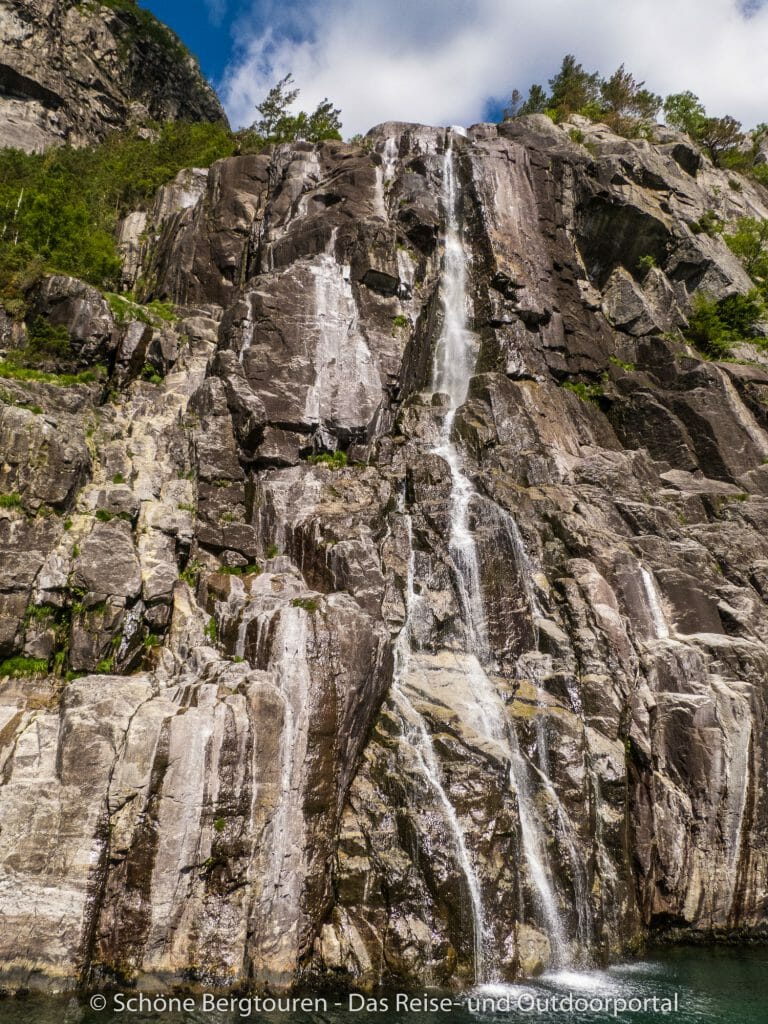 Südnorwegen - Wasserfall im Lysefjord