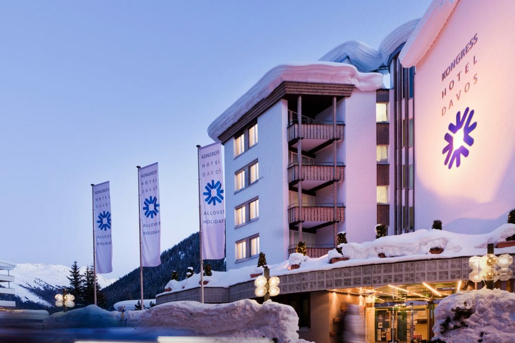 Kongress Hotel Davos - Aussenansicht im Winter